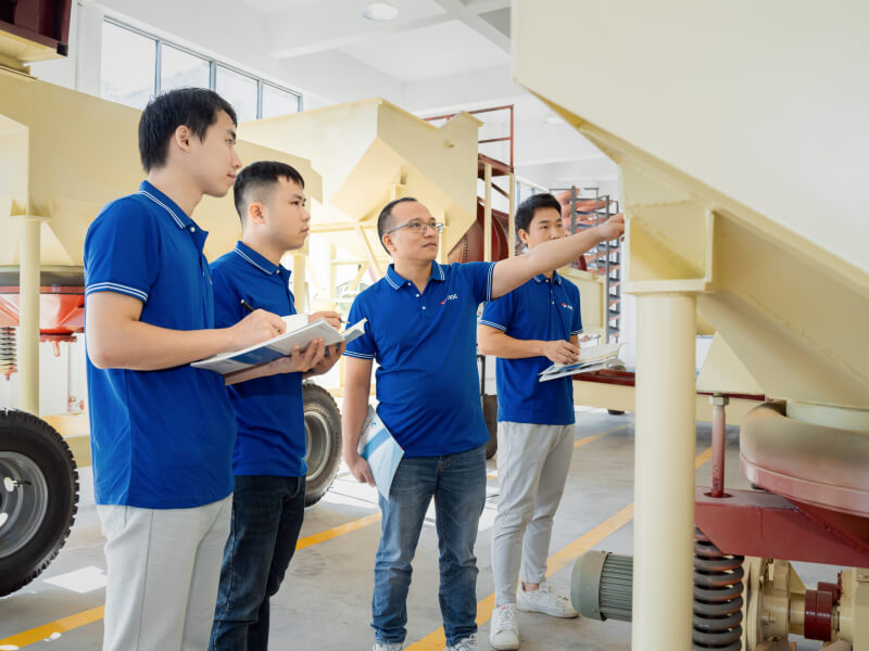 Engineers discuss how to upgrade machinery in the exhibition hall